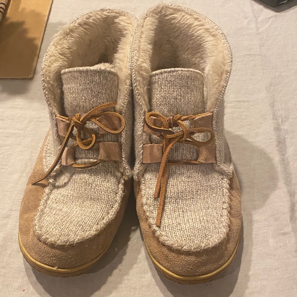 Minnetonka Tan and Cream Moccasin Slippers